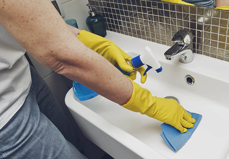 utilisez des produits spécifiques pour nettoyer la salle de bain