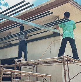 ouvriers rénovant une maison