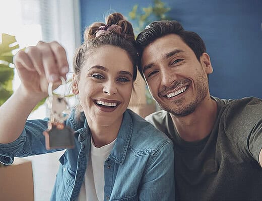 Couple venant d'acheter une maison