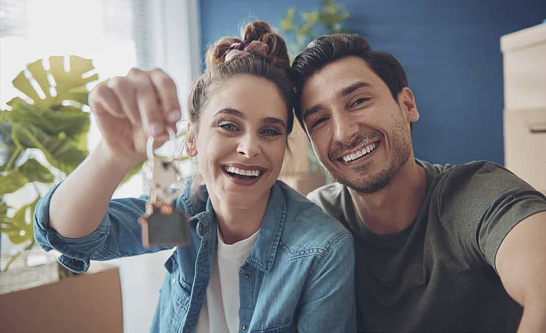 Couple venant d'acheter une maison