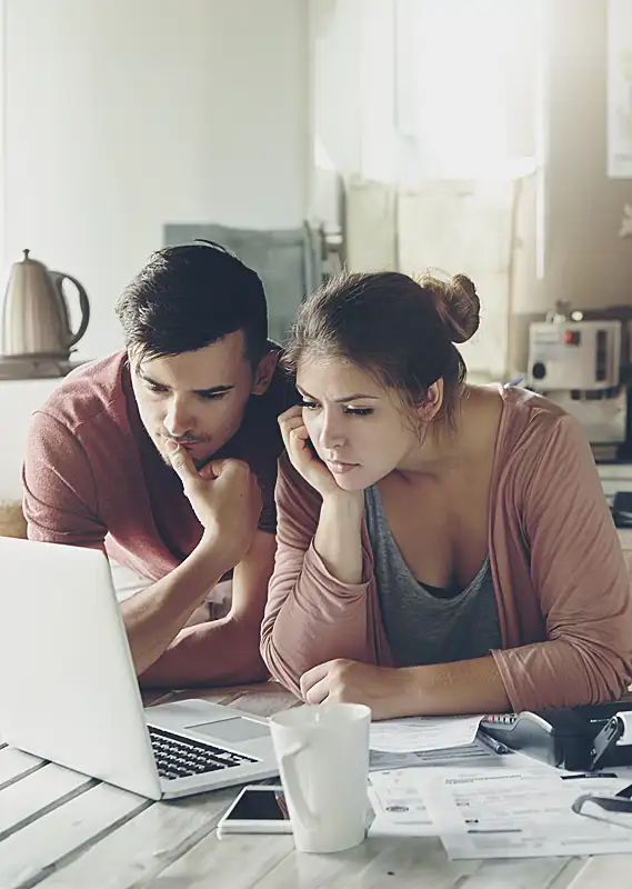 Un couple choisi le bon type de prêt immobilier