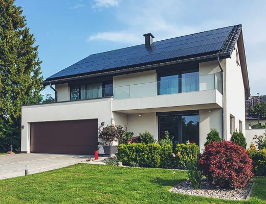 Une maison moderne avec des panneaux solaires