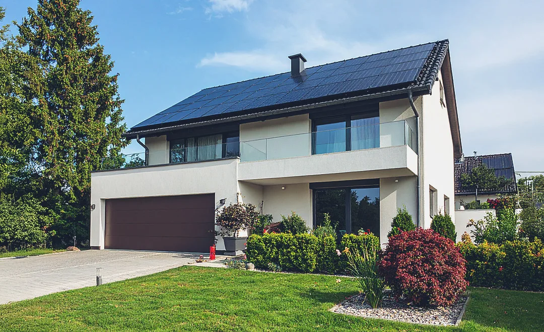 Une maison moderne avec des panneaux solaires