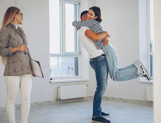 Un couple heureux d'avoir acheté un appartement à Besançon
