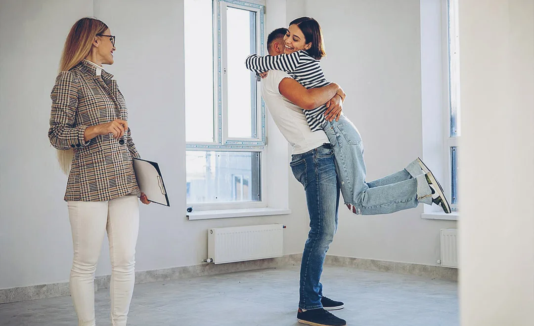 Un couple heureux d'avoir acheté un appartement à Besançon