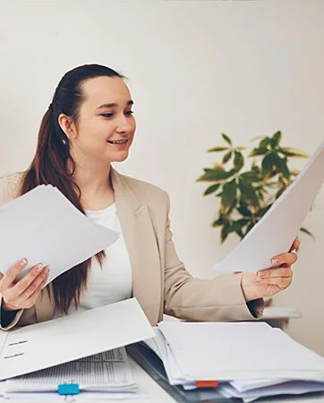 Une jeune femme fait son dossier pour acheter une maison